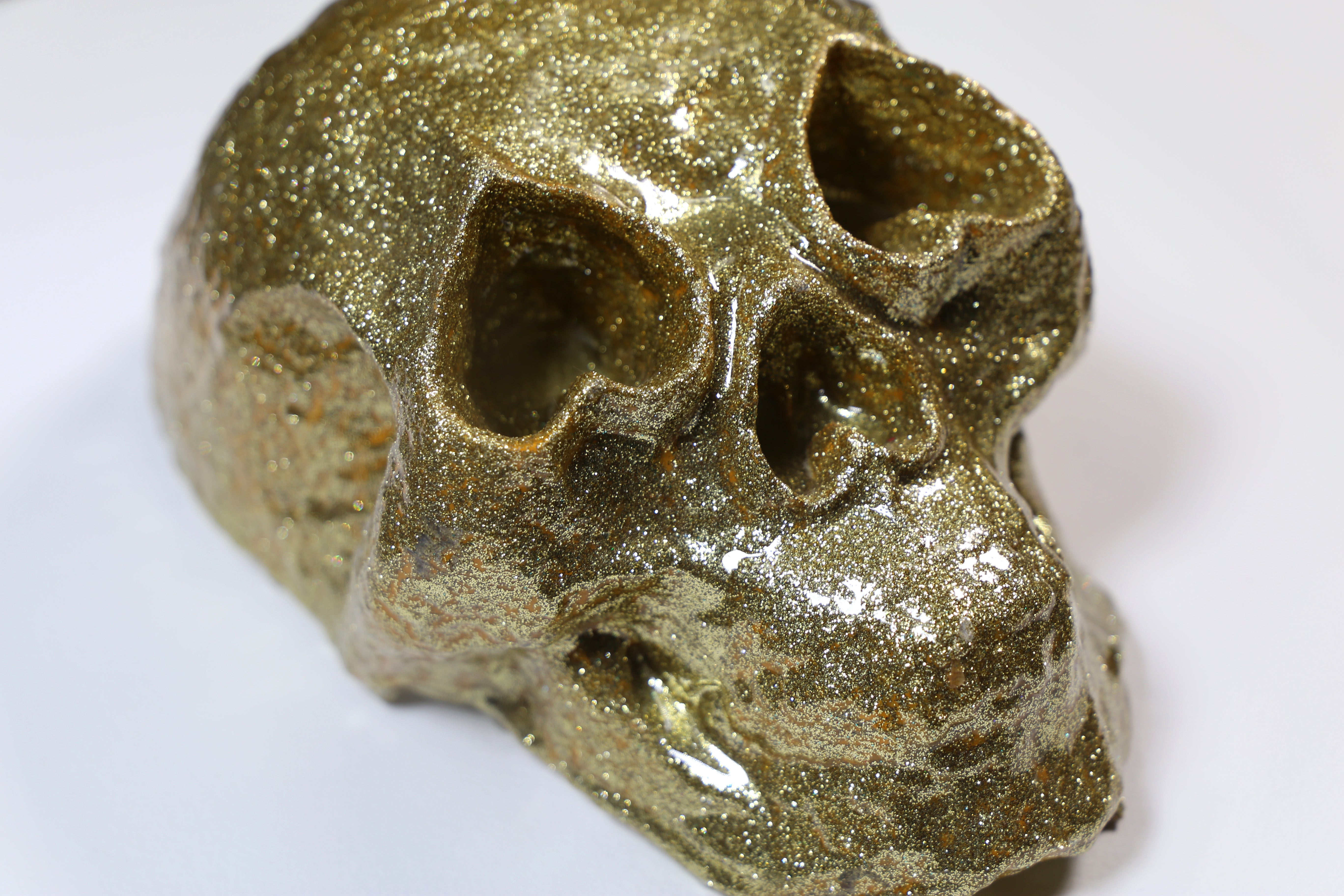 Love Skull Cast lV (2018) (Gold Sparkle Resin)